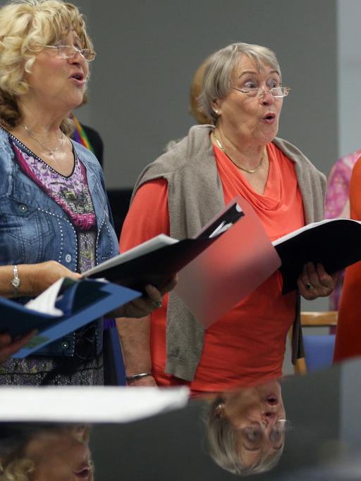 Die Mitglieder des Chors German Silver Singers singen bei einer Probe in Essen.