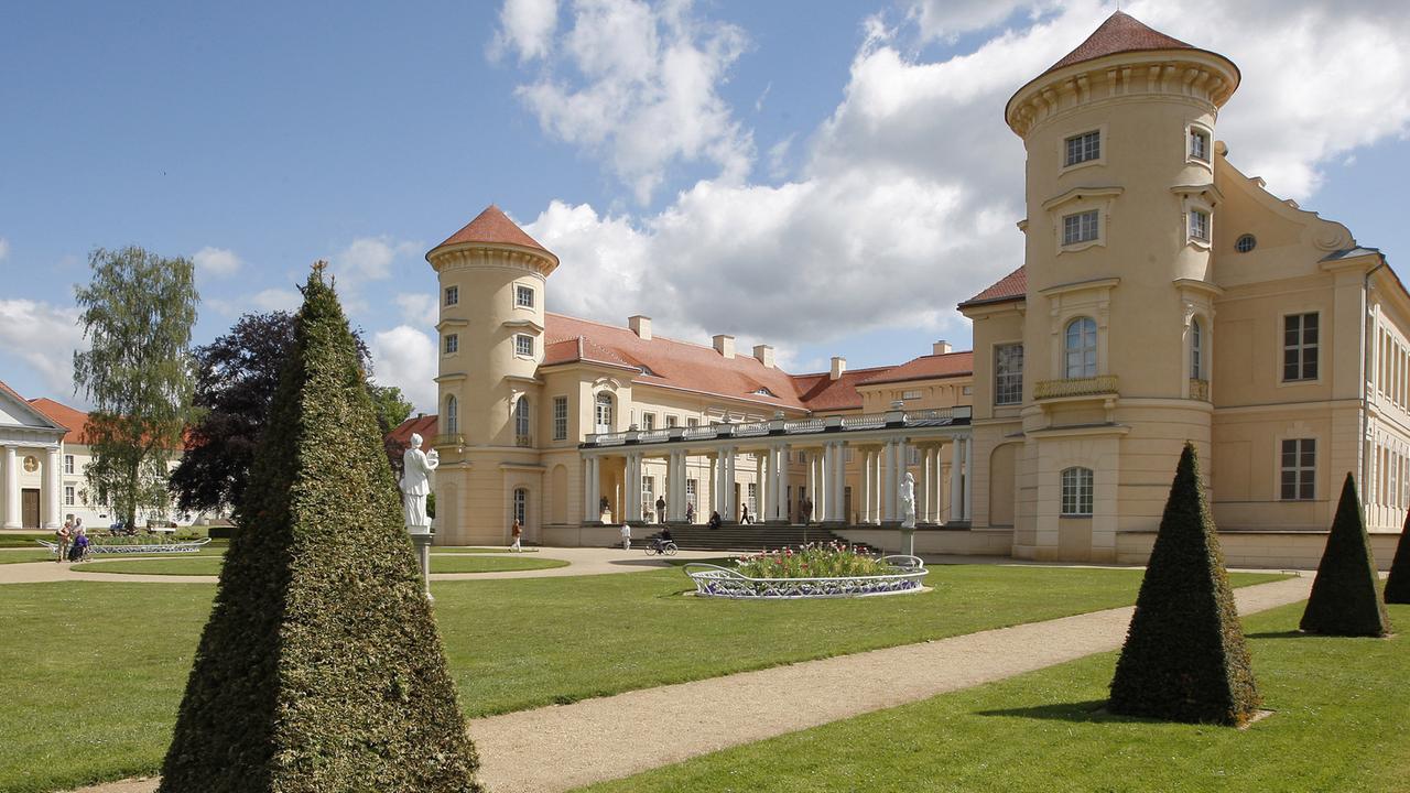 Blick auf das Schloss Rheinsberg in Brandenburg: Das Schloss Rheinsberg ist Sitz des Kurt-Tucholsky-Literaturmuseums Blick auf das Schloss Rheinsberg in Brandenburg: Das Schloss Rheinsberg ist Sitz des Kurt-Tucholsky-Literaturmuseums