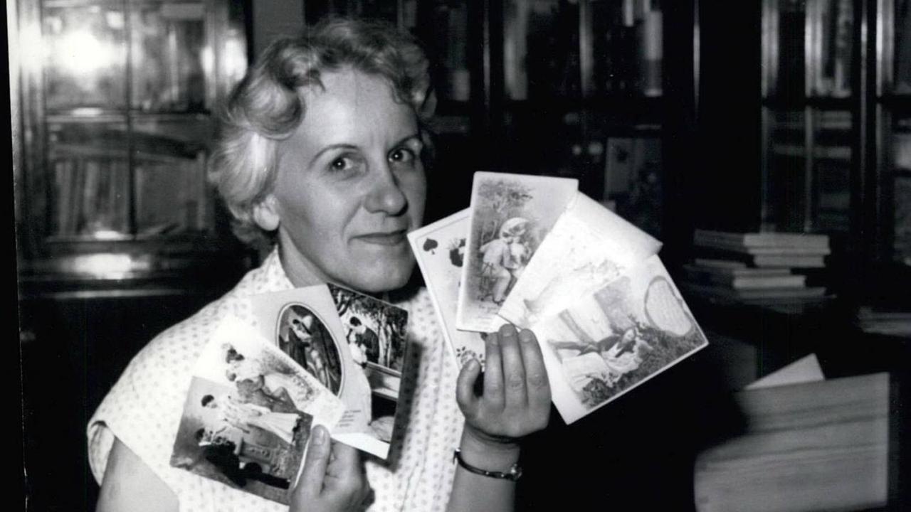 Karikaturistin und Illustratorin Franziska Bilek hält einige Postkarten fächerartig in den Händen. Karikaturistin und Illustratorin Franziska Bilek hält einige Postkarten fächerartig in den Händen.