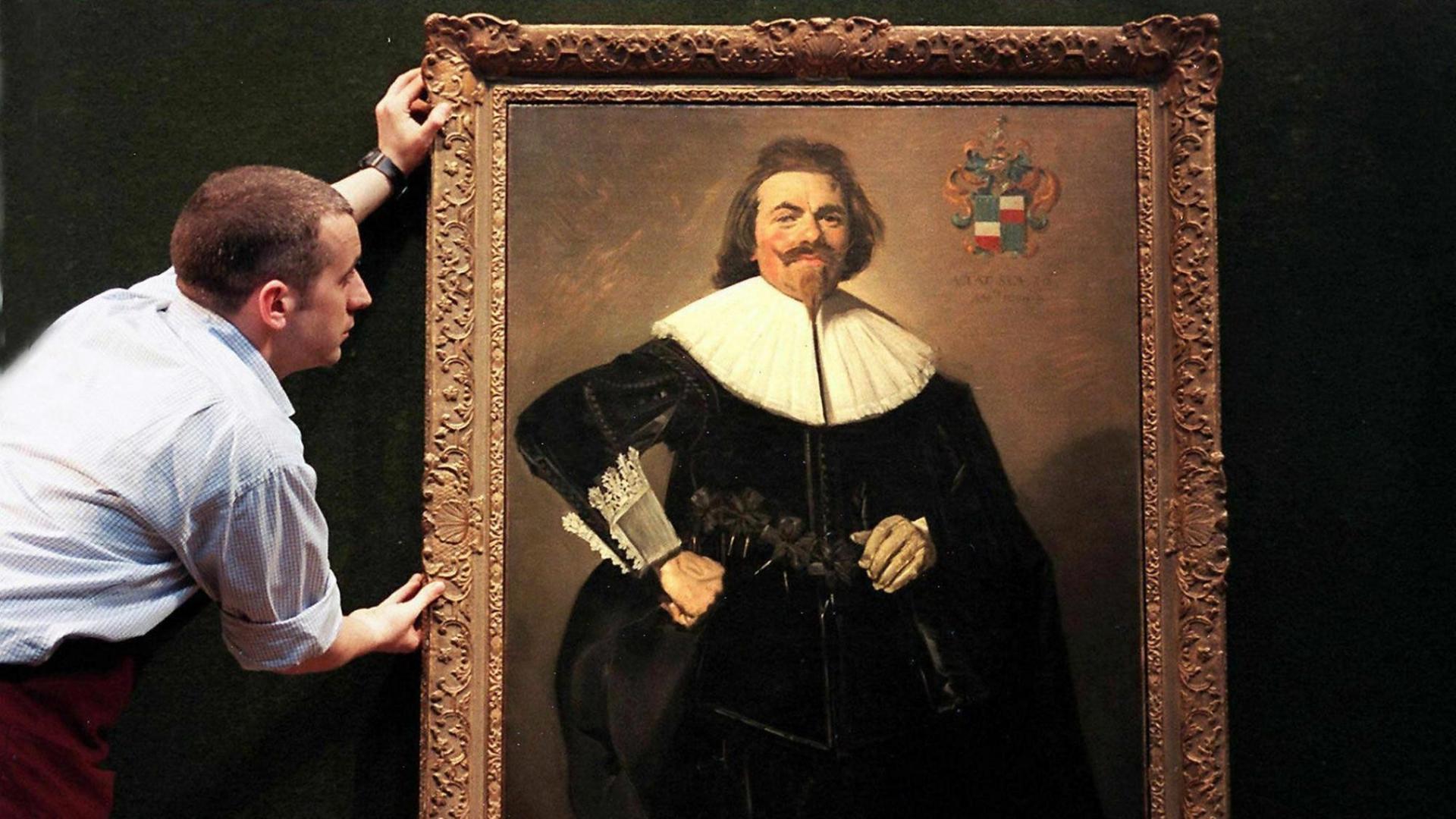 Das Gemälde von Franz Hals mit dem Porträt von Tieleman Roosterman rückt ein Angestellter des Londoner Auktionshauses Christie's am 12.4. zurecht. Am 8.7.1999 wird die berühmte Kunstsammlung der Brüder Albert und Nathaniel Rothschild versteigert.
