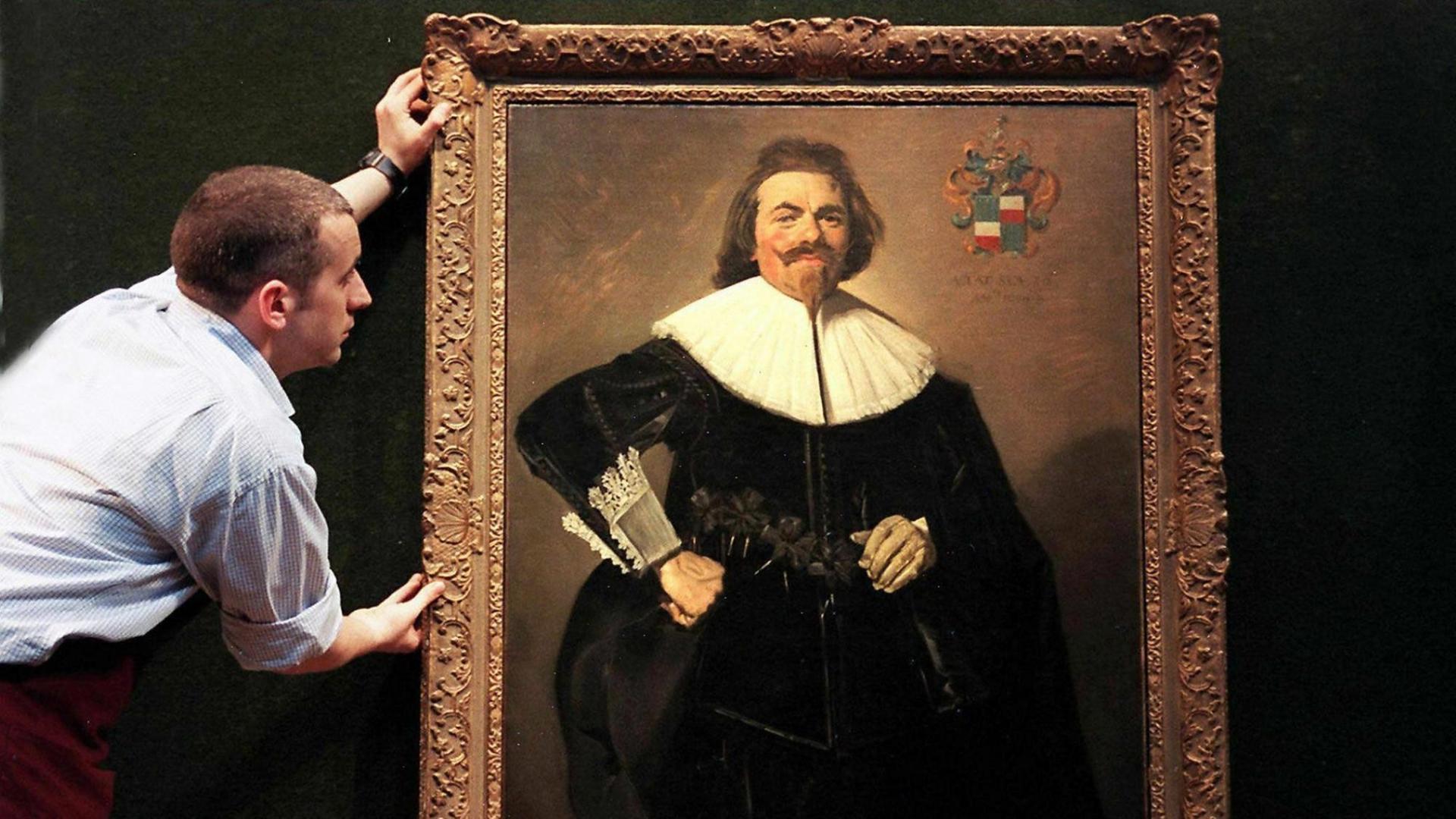 Das Gemälde von Franz Hals mit dem Porträt von Tieleman Roosterman rückt ein Angestellter des Londoner Auktionshauses Christie's am 12.4. zurecht. Am 8.7.1999 wird die berühmte Kunstsammlung der Brüder Albert und Nathaniel Rothschild versteigert. Das Gemälde von Franz Hals mit dem Porträt von Tieleman Roosterman rückt ein Angestellter des Londoner Auktionshauses Christie's am 12.4. zurecht. Am 8.7.1999 wird die berühmte Kunstsammlung der Brüder Albert und Nathaniel Rothschild versteigert.