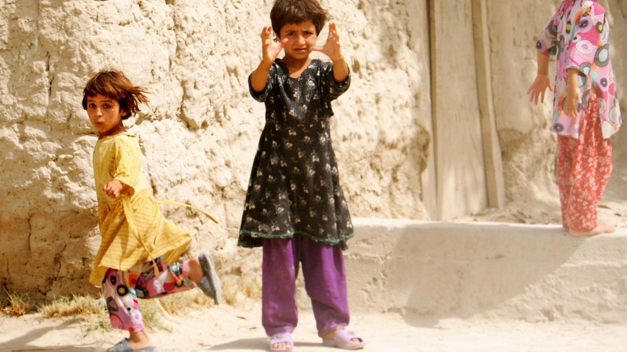 Kleine Mädchen stehen am Sonntag (28.08.2011) in Kundus (Afghanistan) vor einem Haus. Kleine Mädchen stehen am Sonntag (28.08.2011) in Kundus (Afghanistan) vor einem Haus.