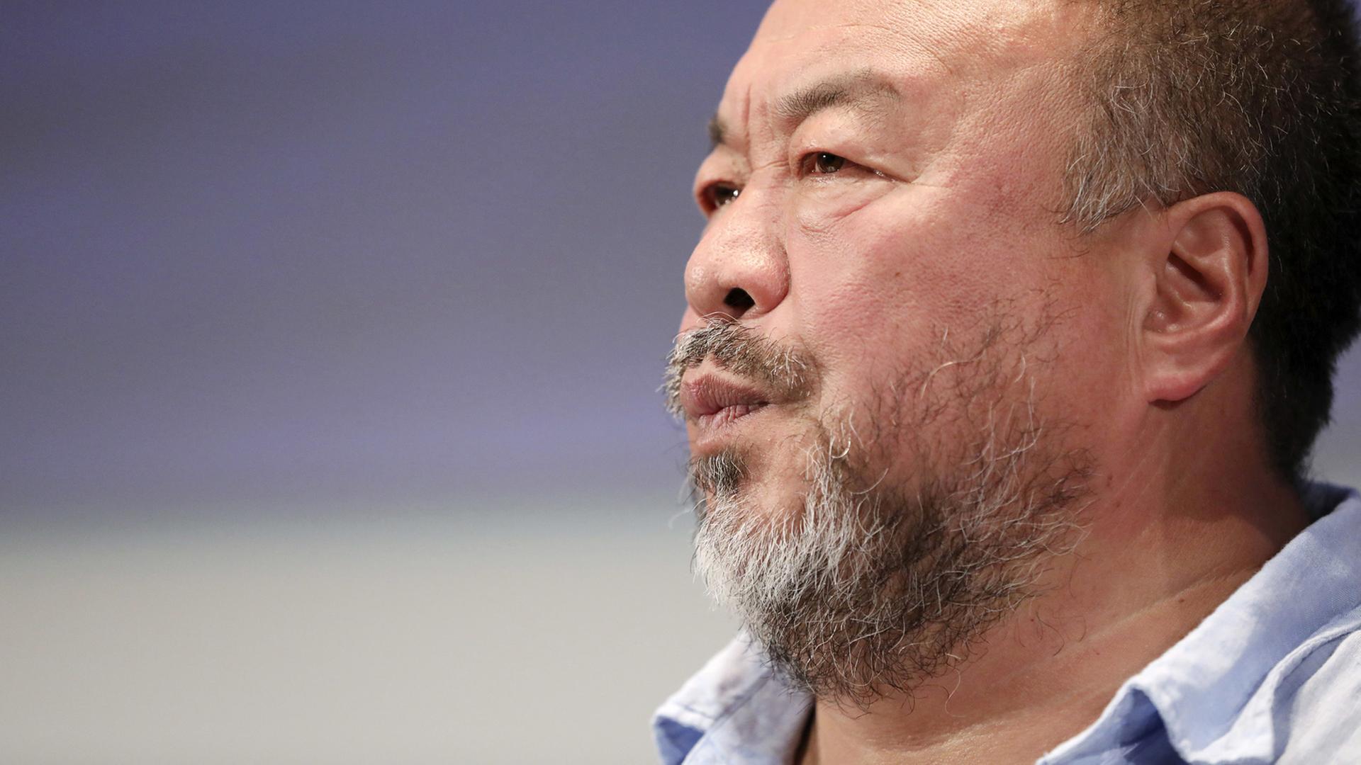 Der chinesische Künstler Ai Weiwei schaut von rechts ins Bild. Der chinesische Künstler Ai Weiwei schaut von rechts ins Bild.