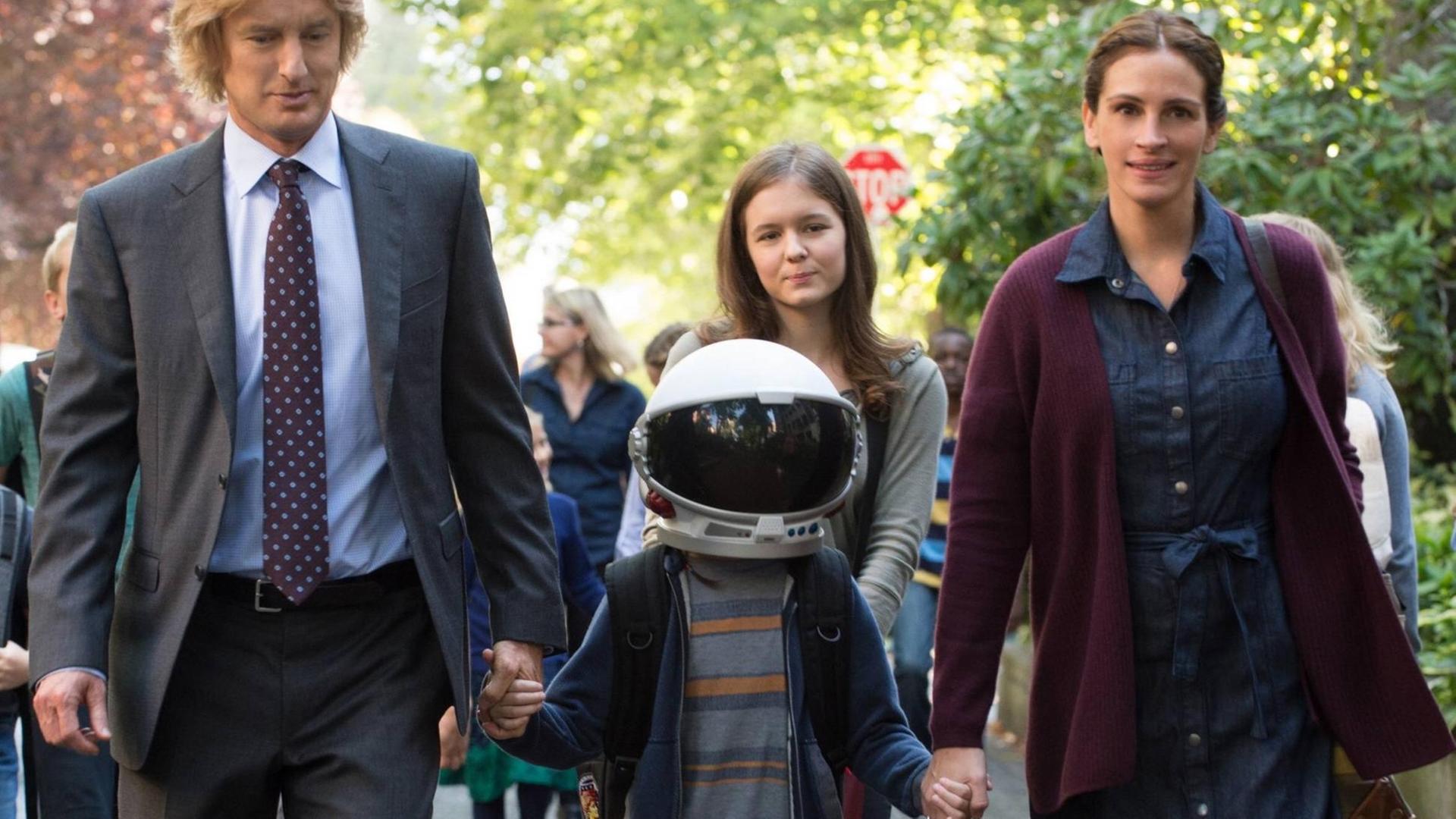 Am ersten Schultag begleiten Auggie im Film "Wunder" sein Papa Nate, seine Mama Isabel, seine Schwester Olivia - und sein Helm Am ersten Schultag begleiten Auggie im Film "Wunder" sein Papa Nate, seine Mama Isabel, seine Schwester Olivia - und sein Helm