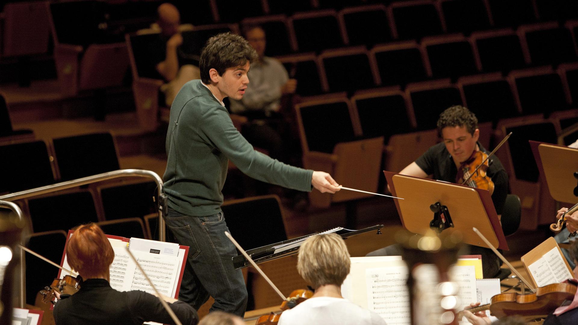 Der israelische Dirigent Lahav Shani beim Gustav Mahler Dirigentenwettbewerb mit den Bamberger Symphonikern in Bamberg Der israelische Dirigent Lahav Shani beim Gustav Mahler Dirigentenwettbewerb mit den Bamberger Symphonikern in Bamberg