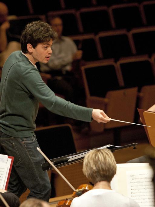 Der israelische Dirigent Lahav Shani beim Gustav Mahler Dirigentenwettbewerb mit den Bamberger Symphonikern in Bamberg