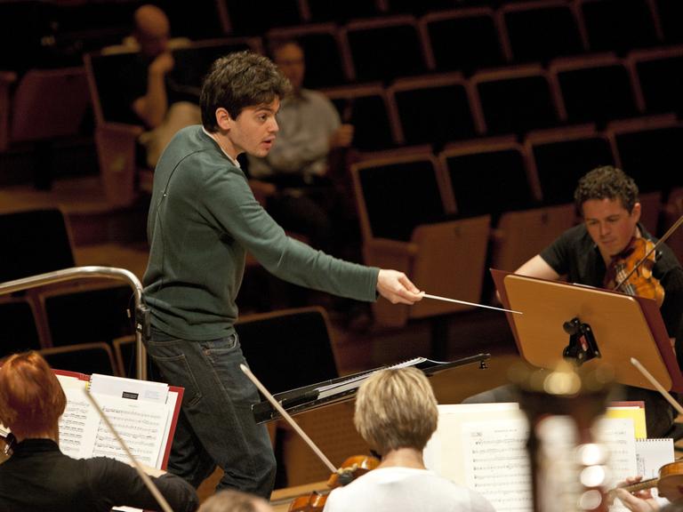 Der israelische Dirigent Lahav Shani beim Gustav Mahler Dirigentenwettbewerb mit den Bamberger Symphonikern in Bamberg