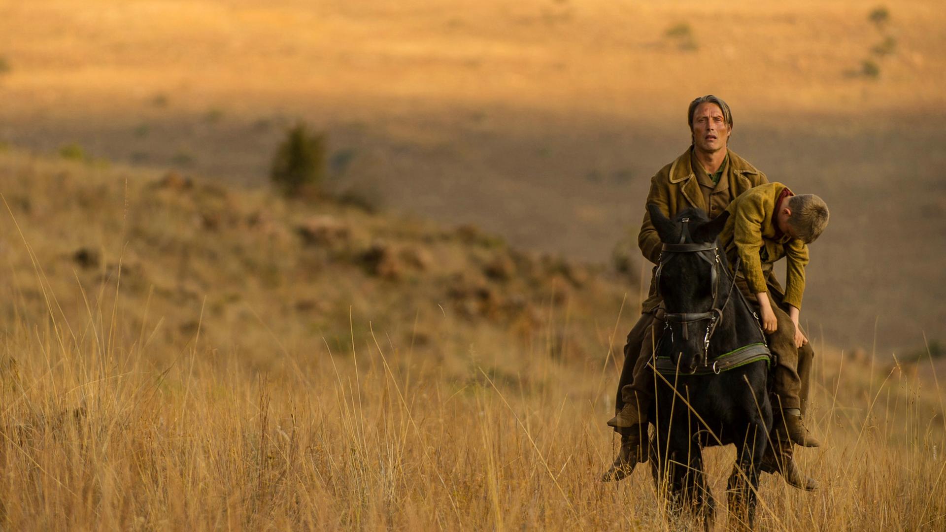 Mads Mikkelsen als Jon mit seinem ermordeten Sohn Kresten (Toke Lars Bjarke) in "The Salvation". Mads Mikkelsen als Jon mit seinem ermordeten Sohn Kresten (Toke Lars Bjarke) in "The Salvation".