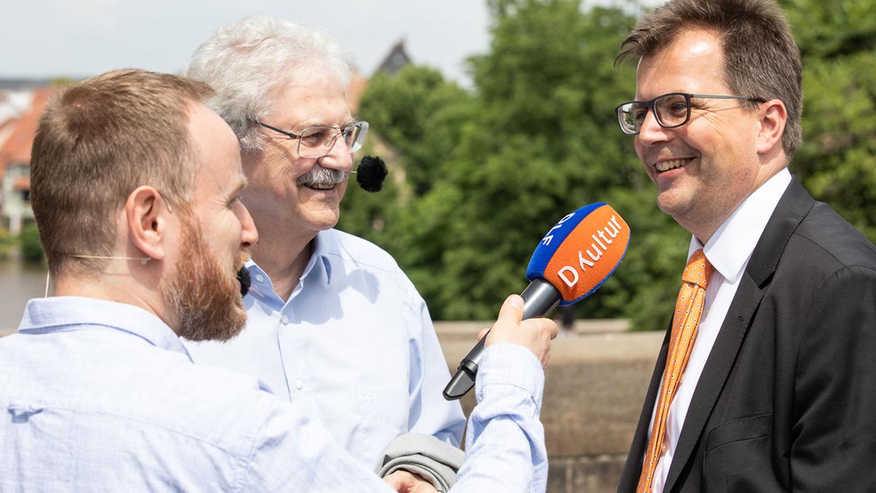 Vor dem Alten Rathaus. Begegnung mit Bambergs Bürgermeister Dr. Christian Lange. Er hatte die Idee, dass Bamberg eine Ampel mit einem Sams als Ampelmännchen kriegen sollte. Doch diese schöne Idee konnte wegen gesetzlicher Bestimmungen nicht umgesetzt werden. Vor dem Alten Rathaus. Begegnung mit Bambergs Bürgermeister Dr. Christian Lange. Er hatte die Idee, dass Bamberg eine Ampel mit einem Sams als Ampelmännchen kriegen sollte. Doch diese schöne Idee konnte wegen gesetzlicher Bestimmungen nicht umgesetzt werden.