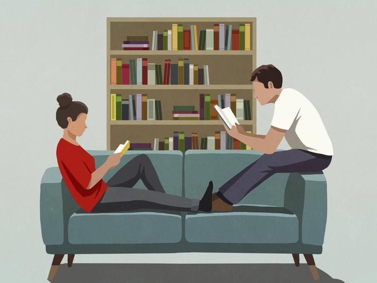 Eine Illustration zeigt ein Paar beim lesen auf dem Sofa vor einem Bücherregal.