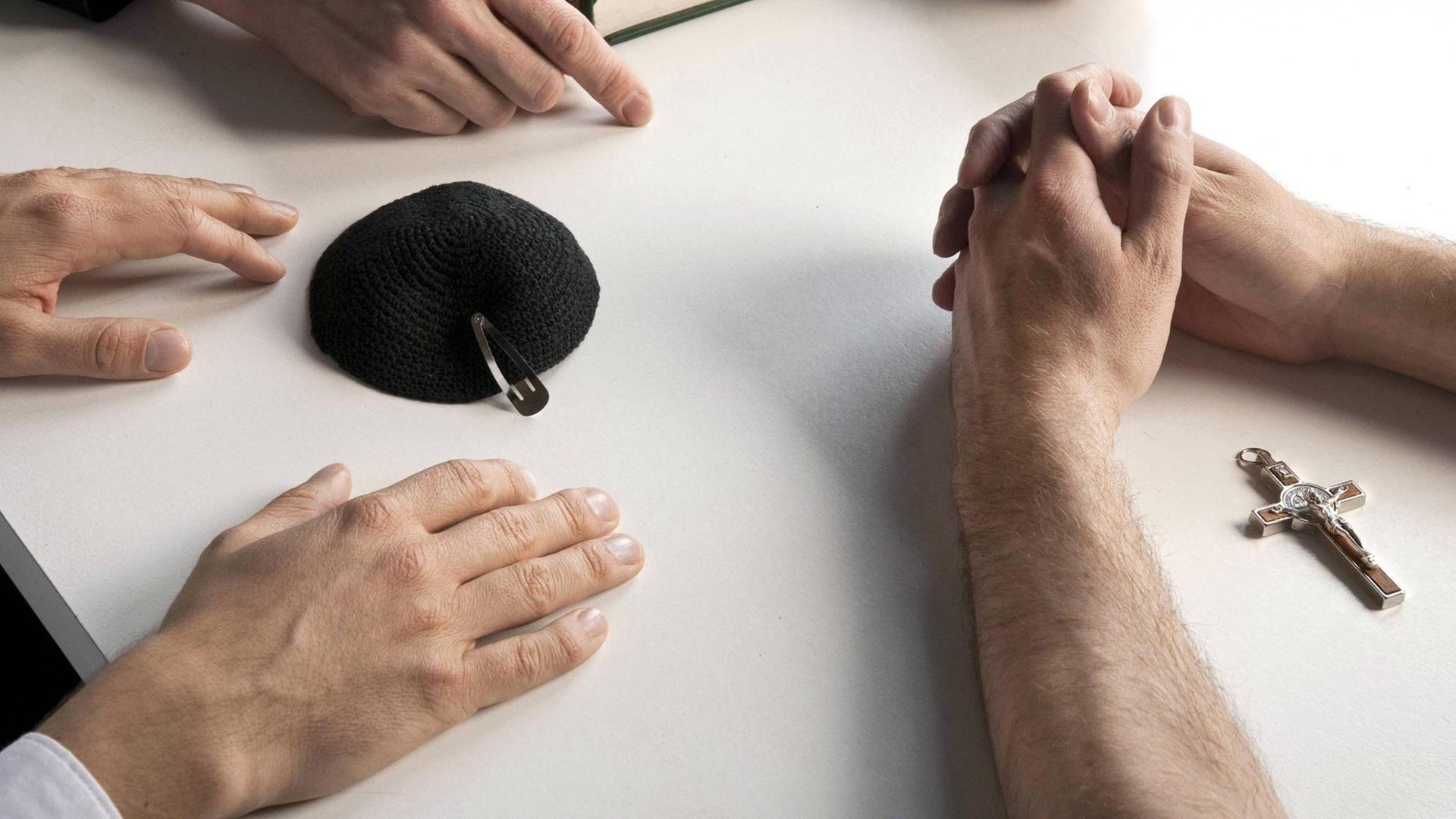 Symbole für Christentum (Kreuz) und Judentum (Kippa). Vom 6. bis 9. November 2016 kommt die Synode der Evangelischen Kirche in Deutschland (EKD) in Magdeburg zusammen. Wichtige theologische Fragen diskutieren die Mitglieder des Kirchenparlaments, wenn es um die Haltung der evangelischen Kirche zur Mission von Juden geht. Symbole für Christentum (Kreuz) und Judentum (Kippa). Vom 6. bis 9. November 2016 kommt die Synode der Evangelischen Kirche in Deutschland (EKD) in Magdeburg zusammen. Wichtige theologische Fragen diskutieren die Mitglieder des Kirchenparlaments, wenn es um die Haltung der evangelischen Kirche zur Mission von Juden geht.