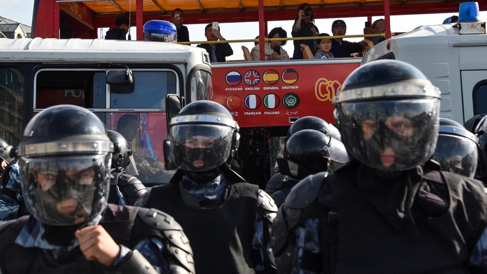Eine Gruppe maskierter russischer Polizisten blockiert einen Bereich während einer Demo für faire Wahlen in der Moskauer Innenstadt am 3. August 2019 Eine Gruppe maskierter russischer Polizisten blockiert einen Bereich während einer Demo für faire Wahlen in der Moskauer Innenstadt am 3. August 2019