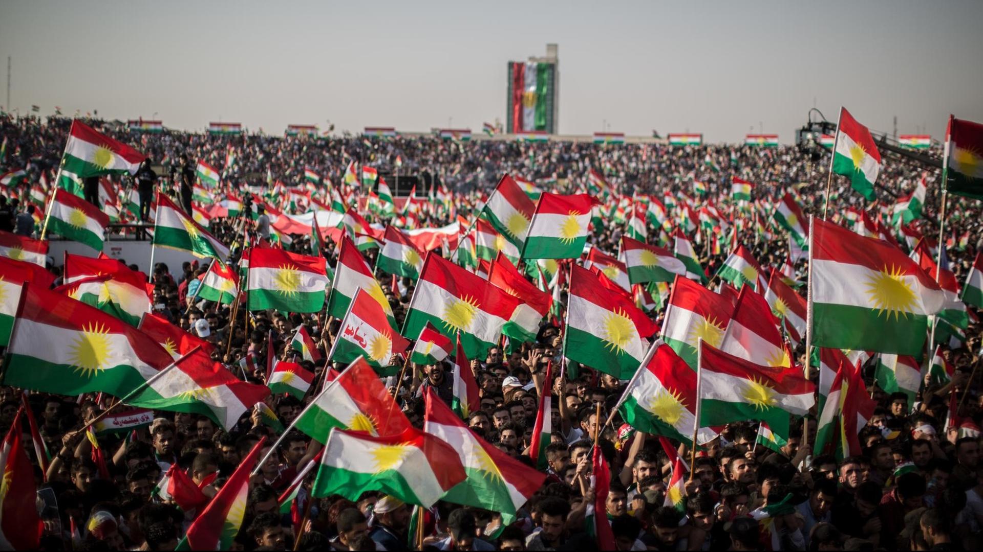 Demonstranten nehmen am 22.09.2017 in Erbil im Irak an einer Kundgebung des kurdischen Präsidenten Barsani zum Unabhängigkeitsreferendum teil. Demonstranten nehmen am 22.09.2017 in Erbil im Irak an einer Kundgebung des kurdischen Präsidenten Barsani zum Unabhängigkeitsreferendum teil.