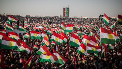 Demonstranten nehmen am 22.09.2017 in Erbil im Irak an einer Kundgebung des kurdischen Präsidenten Barsani zum Unabhängigkeitsreferendum teil.