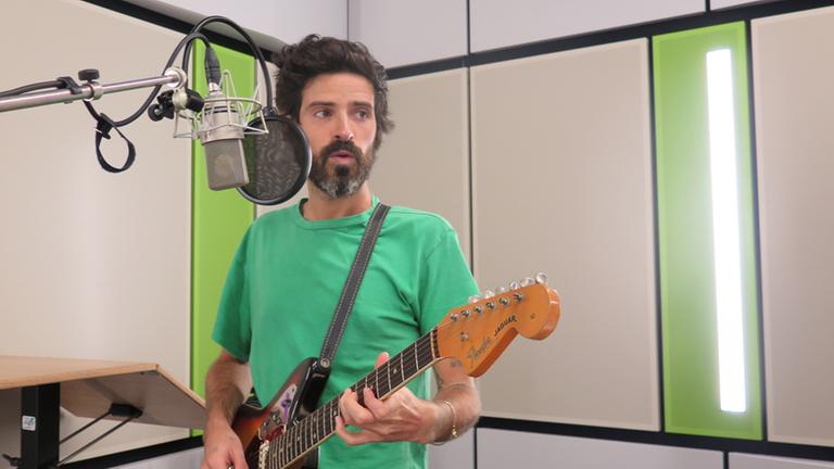 Der Musiker Devendra Banhart zu Gast im Studio von Deutschlandradio Kultur. Der Musiker Devendra Banhart zu Gast im Studio von Deutschlandradio Kultur.