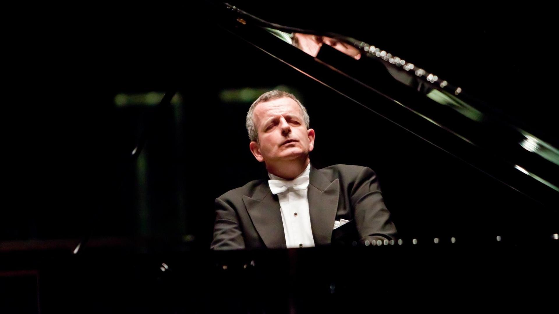 Der Pianist Michael Korstick spielt an einem geöffneten Flügel Der Pianist Michael Korstick spielt an einem geöffneten Flügel