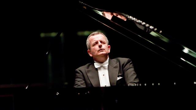 Der Pianist Michael Korstick spielt an einem geöffneten Flügel