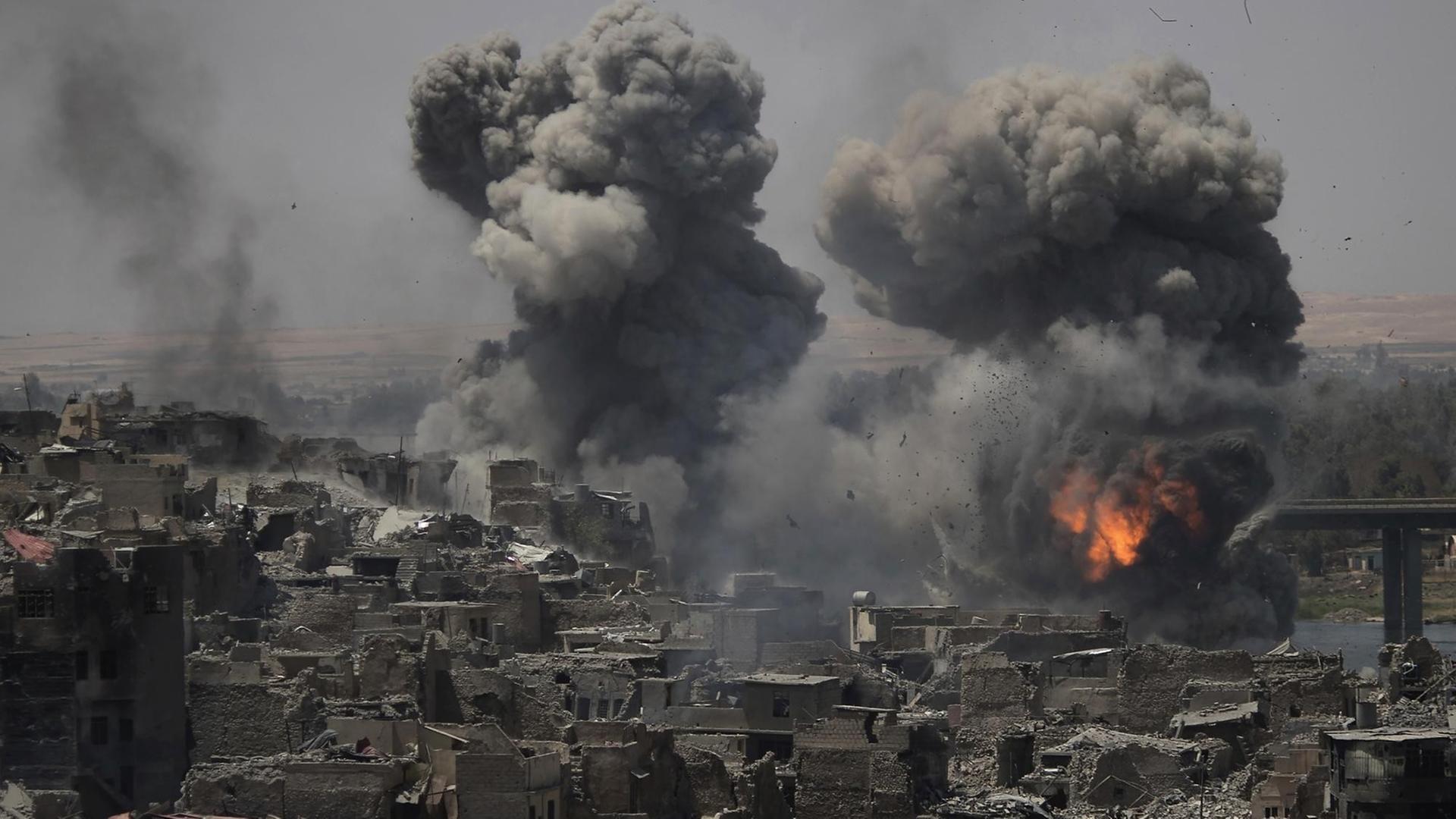 Aufnahme eines Luftangriffs in Mossul (Irak).