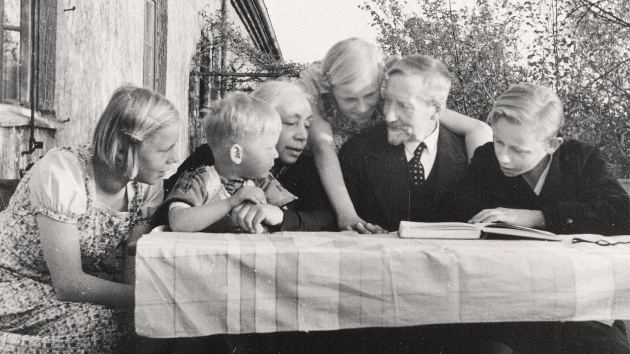 Käthe und Karl Kollwitz mit Enkelkindern, 1935, Nachlass Kollwitz