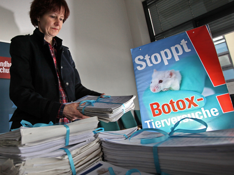 Corina Gericke vom Verein Ärzte gegen Tierversuche stapelt Listen mit rund 60.000 Unterschriften gegen Botox-Tierversuche auf einem Tisch der Behörde für Gesundheit und Verbraucherschutz in Hamburg. Corina Gericke vom Verein Ärzte gegen Tierversuche stapelt Listen mit rund 60.000 Unterschriften gegen Botox-Tierversuche auf einem Tisch der Behörde für Gesundheit und Verbraucherschutz in Hamburg.