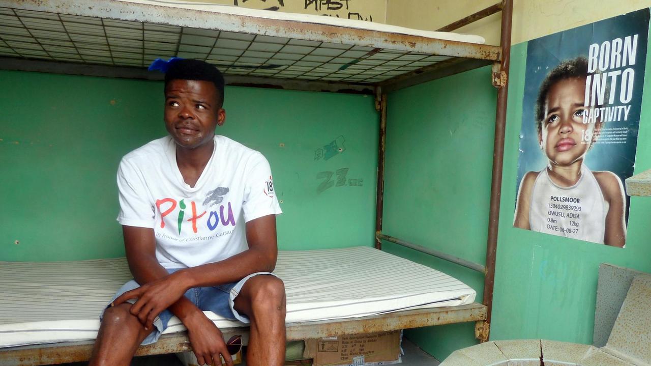 Samkelwe Vuza in der nachgestellten Gefängniszelle des 18 Gangster Museums