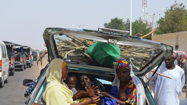 Frauen und Kinder in Nigeria auf der Flucht