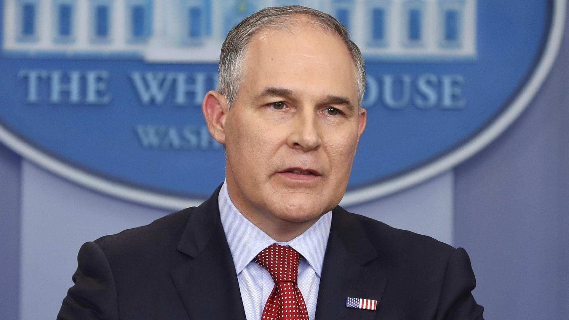 ARCHIV - Der Direktor der Umweltbehörde EPA, Scott Pruitt, spricht am 02.06.2017 in Washington, District of Columbia, USA, während einer Pressekonferenz. Die US-Regierung von Präsident Trump will einen zentralen Bestandteil der Klimastrategie vom ehemaligen Präsident Obama aufheben, der die Treibhausgasemissionen von Kohlekraftwerken reduzieren sollte. (zu dpa «Trumps Umweltbehörde will Klimaschutzinitiative von Obama abschaffen» vom 10.10.2017) Foto: Pablo Martinez Monsivais/AP/dpa +++(c) dpa - Bildfunk+++ ARCHIV - Der Direktor der Umweltbehörde EPA, Scott Pruitt, spricht am 02.06.2017 in Washington, District of Columbia, USA, während einer Pressekonferenz. Die US-Regierung von Präsident Trump will einen zentralen Bestandteil der Klimastrategie vom ehemaligen Präsident Obama aufheben, der die Treibhausgasemissionen von Kohlekraftwerken reduzieren sollte. (zu dpa «Trumps Umweltbehörde will Klimaschutzinitiative von Obama abschaffen» vom 10.10.2017) Foto: Pablo Martinez Monsivais/AP/dpa +++(c) dpa - Bildfunk+++
