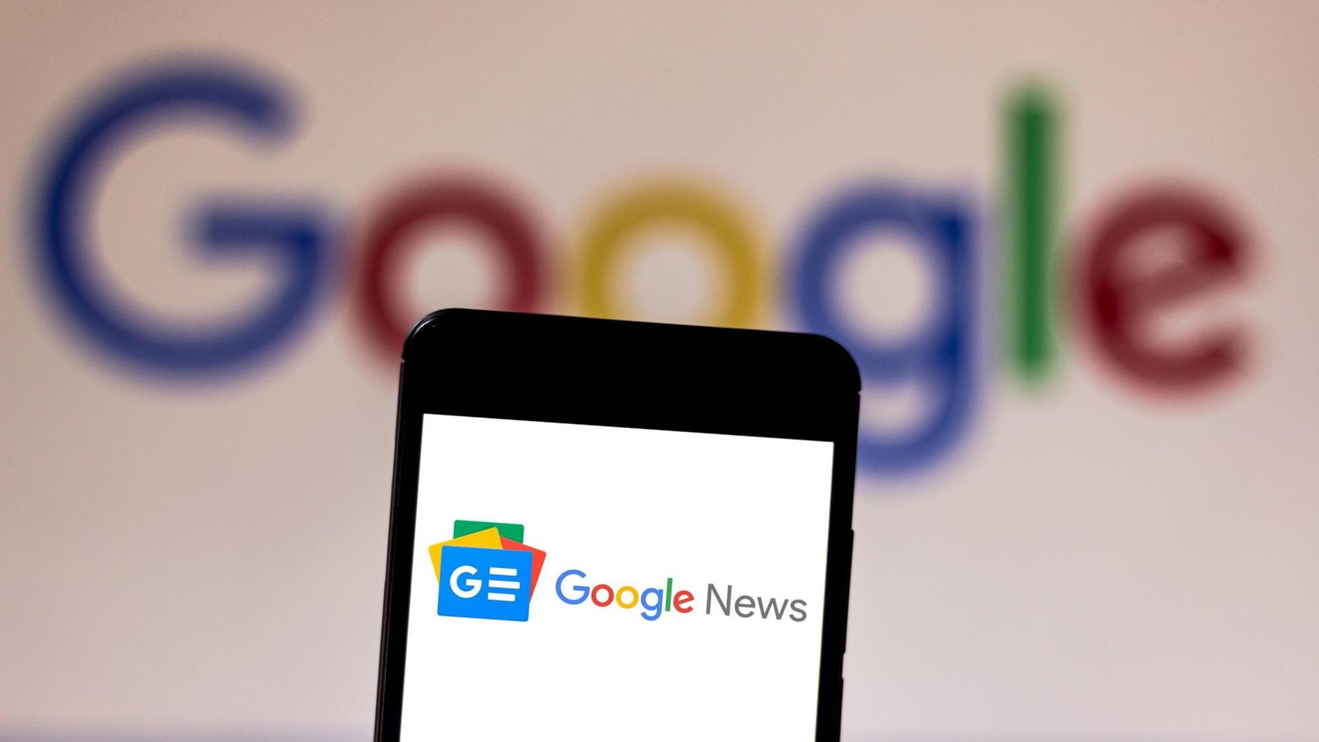 Auf einem Handy-Display erscheint das Logo von Google News. Auf einem Handy-Display erscheint das Logo von Google News.