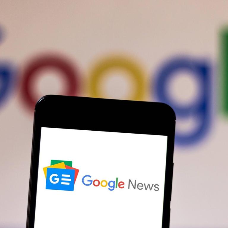 Auf einem Handy-Display erscheint das Logo von Google News.