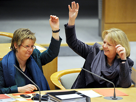 NRW-Ministerpräsidentin Hannelore Kraft (rechts, SPD) und Schulministerin Sylvia Löhrmann (Grüne) sitzen bei einer Abstimmung im nordrhein-westfälischen Landtag in Düsseldorf.