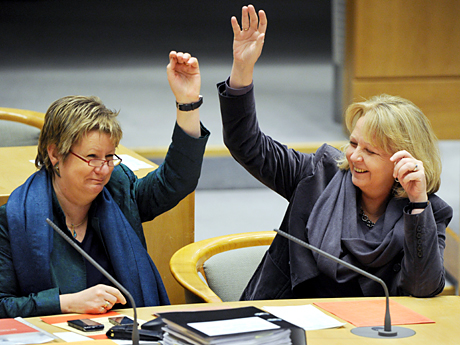 NRW-Ministerpräsidentin Hannelore Kraft (rechts, SPD) und Schulministerin Sylvia Löhrmann (Grüne) sitzen bei einer Abstimmung im nordrhein-westfälischen Landtag in Düsseldorf. NRW-Ministerpräsidentin Hannelore Kraft (rechts, SPD) und Schulministerin Sylvia Löhrmann (Grüne) sitzen bei einer Abstimmung im nordrhein-westfälischen Landtag in Düsseldorf.