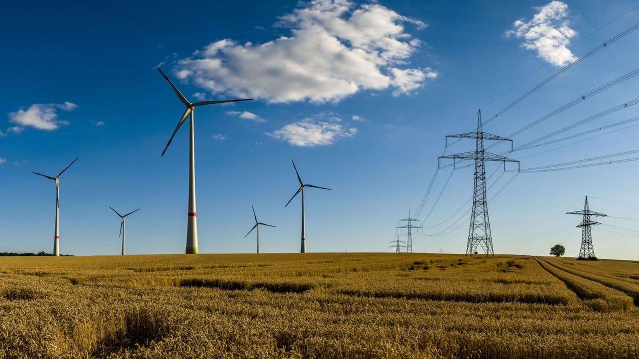 Sechs Windräder stehen in Schwanfeld in Bayern in der Landschaft. Daneb...</p>

                        <a href=