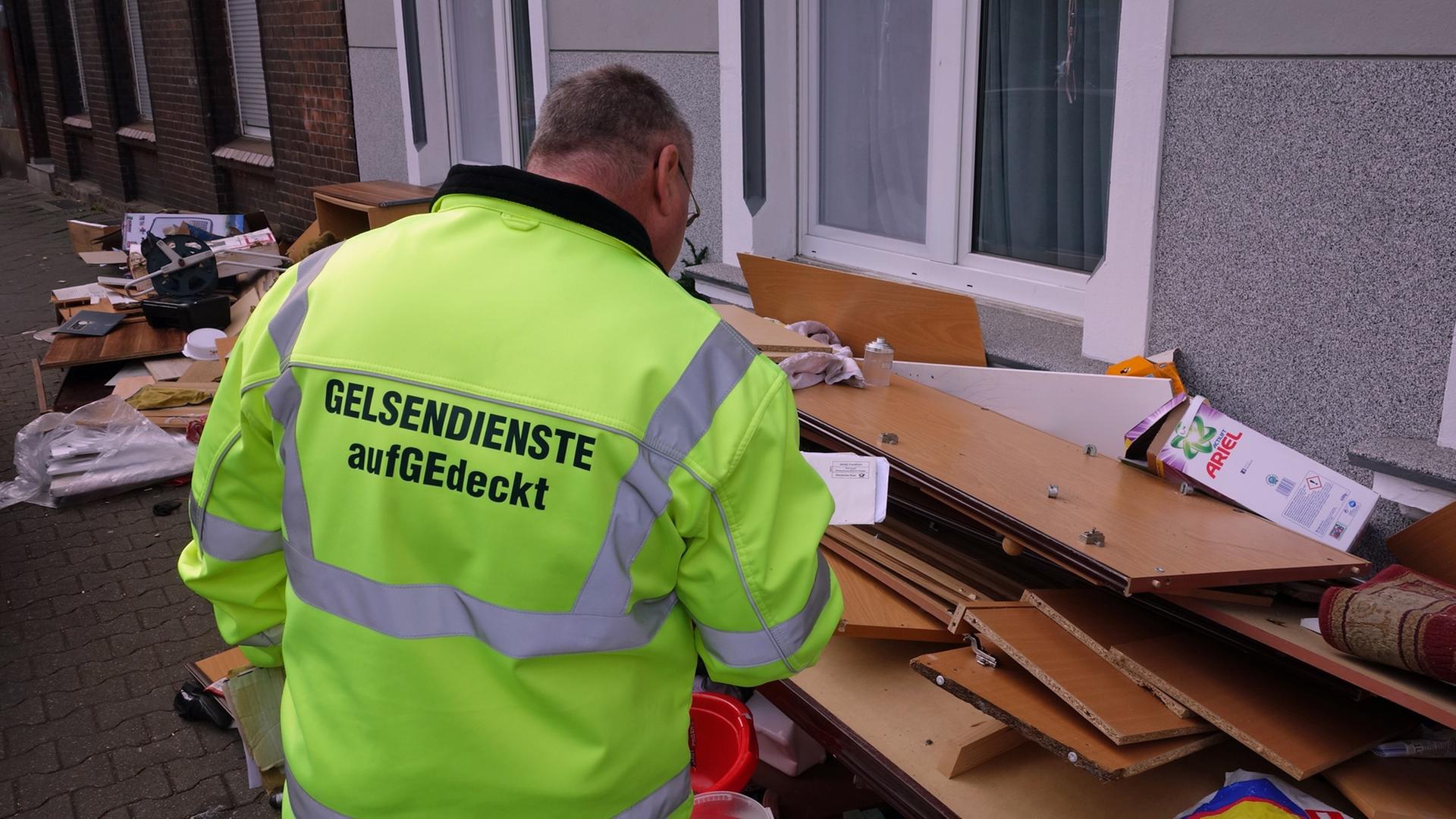 Aktion aufGEdeckt: Einer der Mülldetektive der Gelsendienste, des städtischen Entsorgungsbetriebes in Gelsenkirchen, im Einsatz Aktion aufGEdeckt: Einer der Mülldetektive der Gelsendienste, des städtischen Entsorgungsbetriebes in Gelsenkirchen, im Einsatz