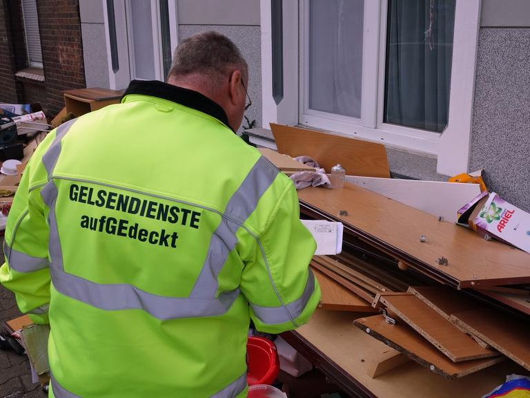Aktion aufGEdeckt: Einer der Mülldetektive der Gelsendienste, des städtischen Entsorgungsbetriebes in Gelsenkirchen, im Einsatz