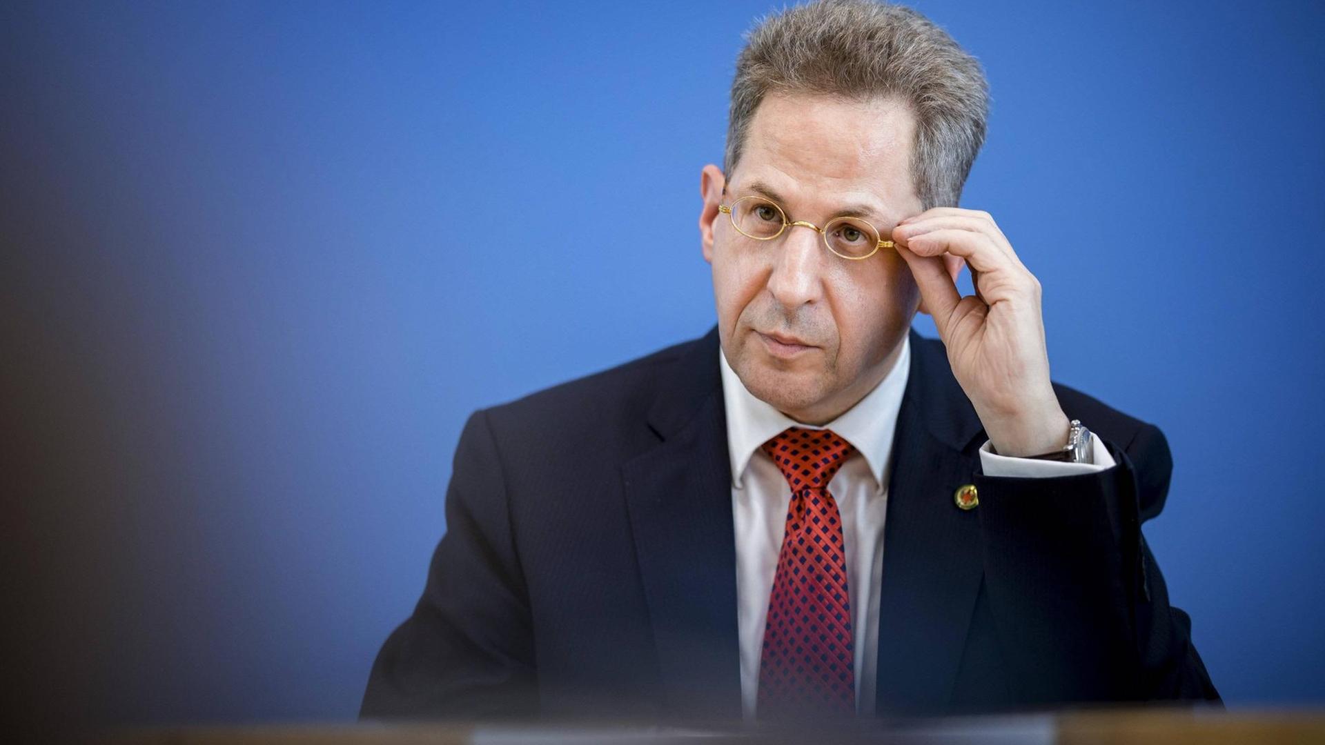 Ex-Verfassungsschutz-Chef Hans-Georg Maaßen richtet sich die Brille Ex-Verfassungsschutz-Chef Hans-Georg Maaßen richtet sich die Brille