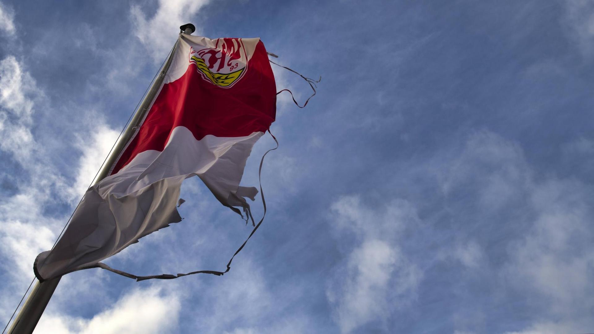 Zerrissene VfB-Stuttgart-Flagge weht im Wind Zerrissene VfB-Stuttgart-Flagge weht im Wind