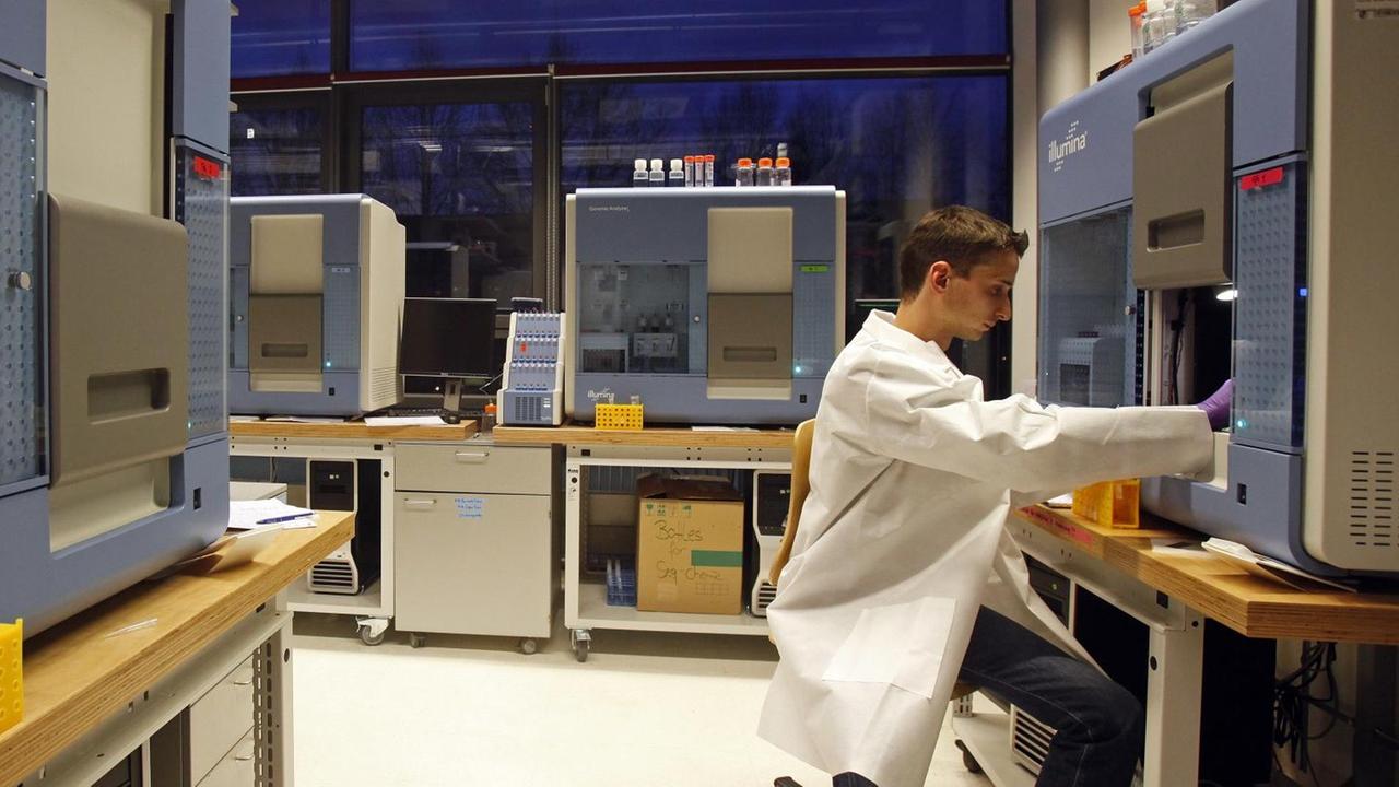 Martin Kircher, Doktorand am Max-Planck-Institut für evolutionäre Anthropologie, arbeitet am Donnerstag (12.02.2009) in Leipzig an einem Sequenzierer. Das Gerät bestimmt bis zu 100 Millionen DNA-Sequenzen Martin Kircher, Doktorand am Max-Planck-Institut für evolutionäre Anthropologie, arbeitet am Donnerstag (12.02.2009) in Leipzig an einem Sequenzierer. Das Gerät bestimmt bis zu 100 Millionen DNA-Sequenzen