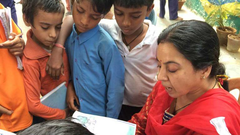 Archana ist eine der freiwilligen Lehrerinnen unter der Metrobrücke in Neu-Delhi. Archana ist eine der freiwilligen Lehrerinnen unter der Metrobrücke in Neu-Delhi.