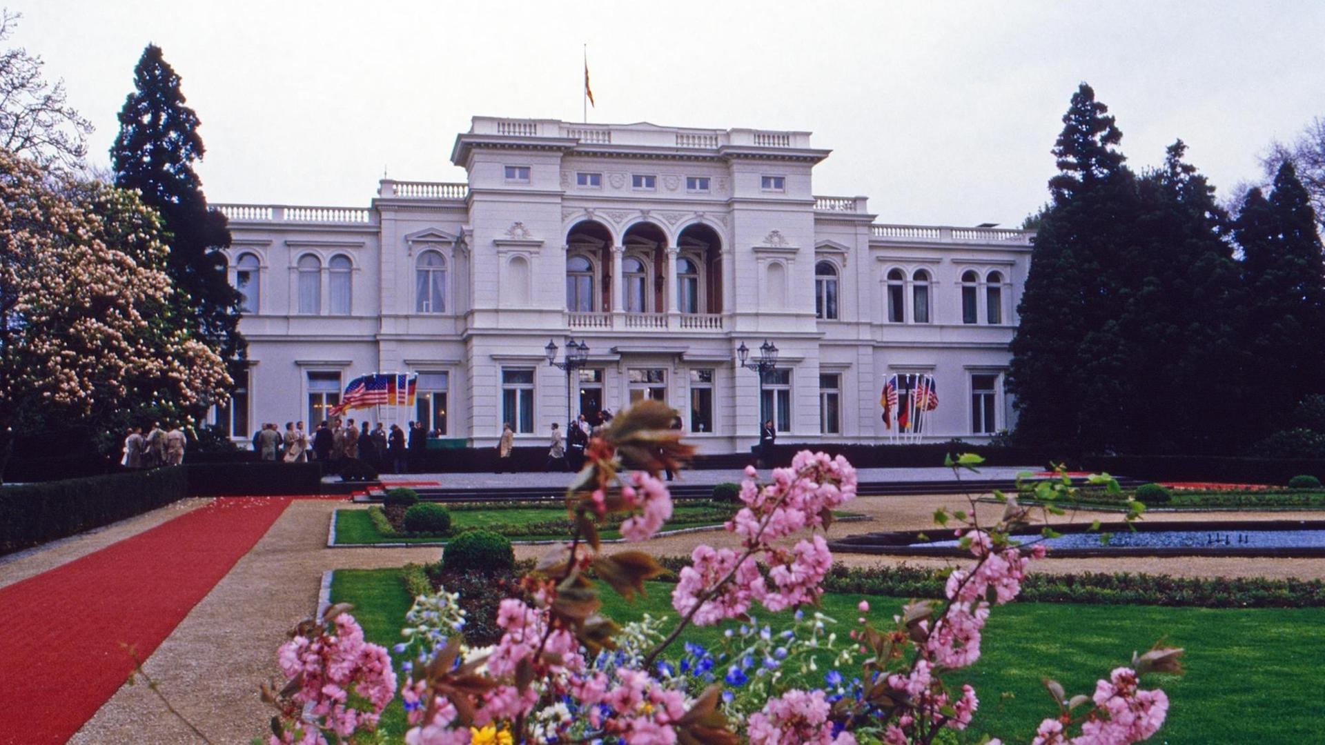 Die Villa Hammerschmidt in Bonn unter Bundespräsident Richard von Weizsäcker, Deutschland 1980er-Jahre Die Villa Hammerschmidt in Bonn unter Bundespräsident Richard von Weizsäcker, Deutschland 1980er-Jahre