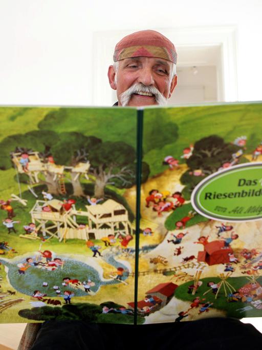 Ali Mitgutsch, aufgenommen am Donnerstag (09.06.2005) im Bilderbuchmuseum in Troisdorf. Generationen von Kindern sind mit den "Wimmelbilderbüchern" von Mitgutsch groß geworden.