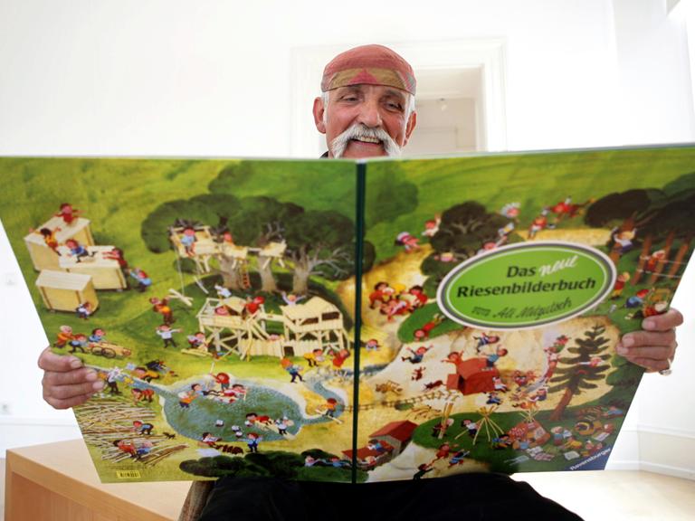 Ali Mitgutsch, aufgenommen am Donnerstag (09.06.2005) im Bilderbuchmuseum in Troisdorf. Generationen von Kindern sind mit den "Wimmelbilderbüchern" von Mitgutsch groß geworden.