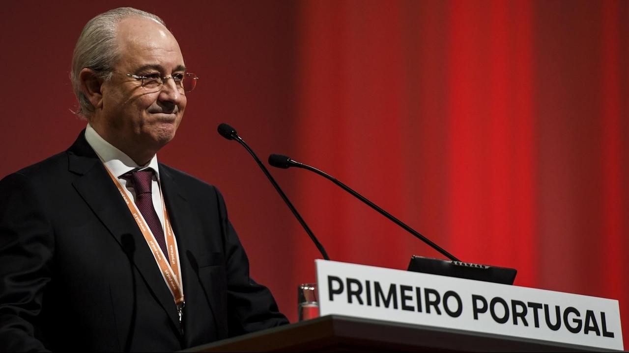 Rui Rio, der Vorsitzende der konservativen portugiesischen Volkspartei PSD, bei einer Rede in Lissabon - an seinem Pult steht der Slogan "Portugal Primeiro" ("Portugal zuerst") Rui Rio, der Vorsitzende der konservativen portugiesischen Volkspartei PSD, bei einer Rede in Lissabon - an seinem Pult steht der Slogan "Portugal Primeiro" ("Portugal zuerst")
