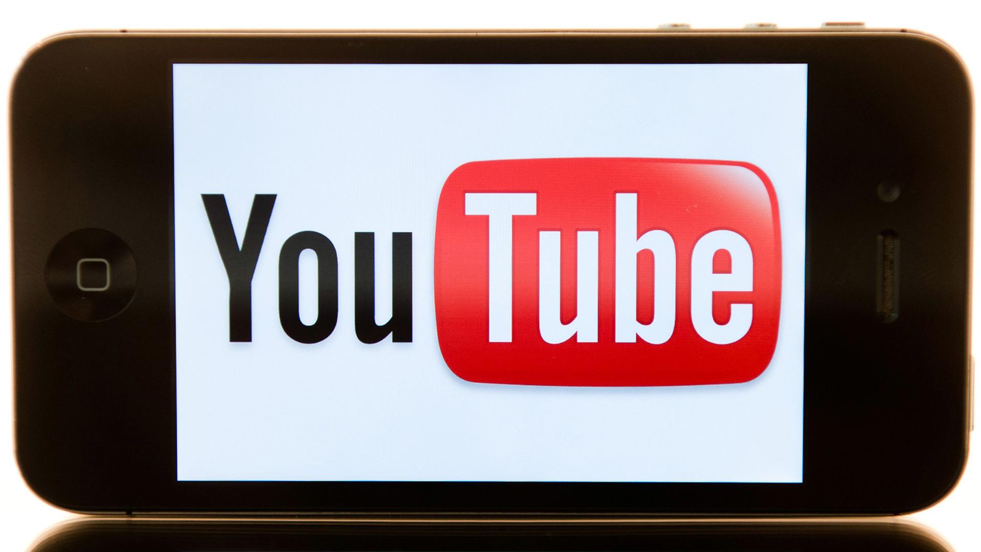 Das Logo des Videoportals YouTube ist auf einem iPhone zu sehen Das Logo des Videoportals YouTube ist auf einem iPhone zu sehen