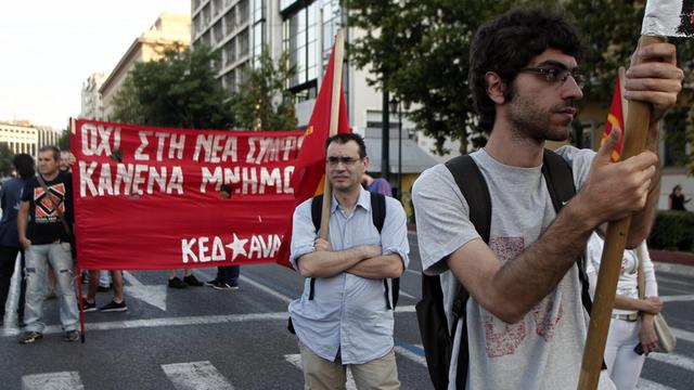 Zwei Männer nehmen an einer Demonstration gegen die Sparpolitik der EU und für die Politik der griechischen Regierung in der Schuldenkrise teil.