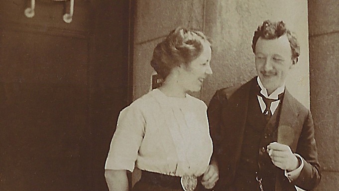 Elly und Rudolf Bode beim Einzug in ihre Münchener Wohnung, in der sich auch die Bode Schule befand.