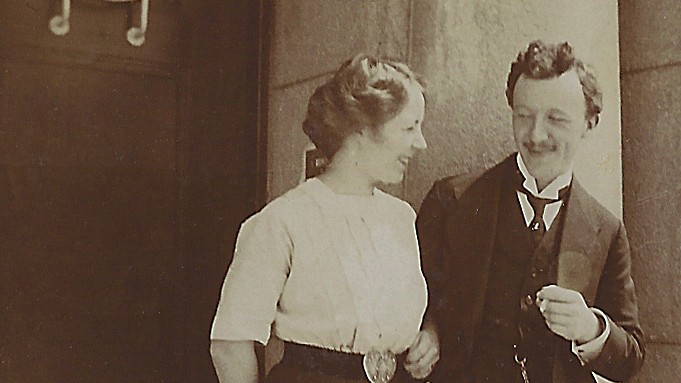 Elly und Rudolf Bode beim Einzug in ihre Münchener Wohnung, in der sich auch die Bode Schule befand. Elly und Rudolf Bode beim Einzug in ihre Münchener Wohnung, in der sich auch die Bode Schule befand.