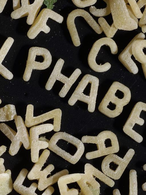 Das Wort "Alphabet", zusammengesetzt aus Buchstaben-Nudeln