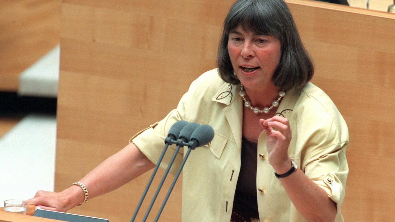 Die SPD-Finanzexpertin Ingrid-Matthäus-Maier am Rednerpult des Bonner Bundestages im Jahr 1997