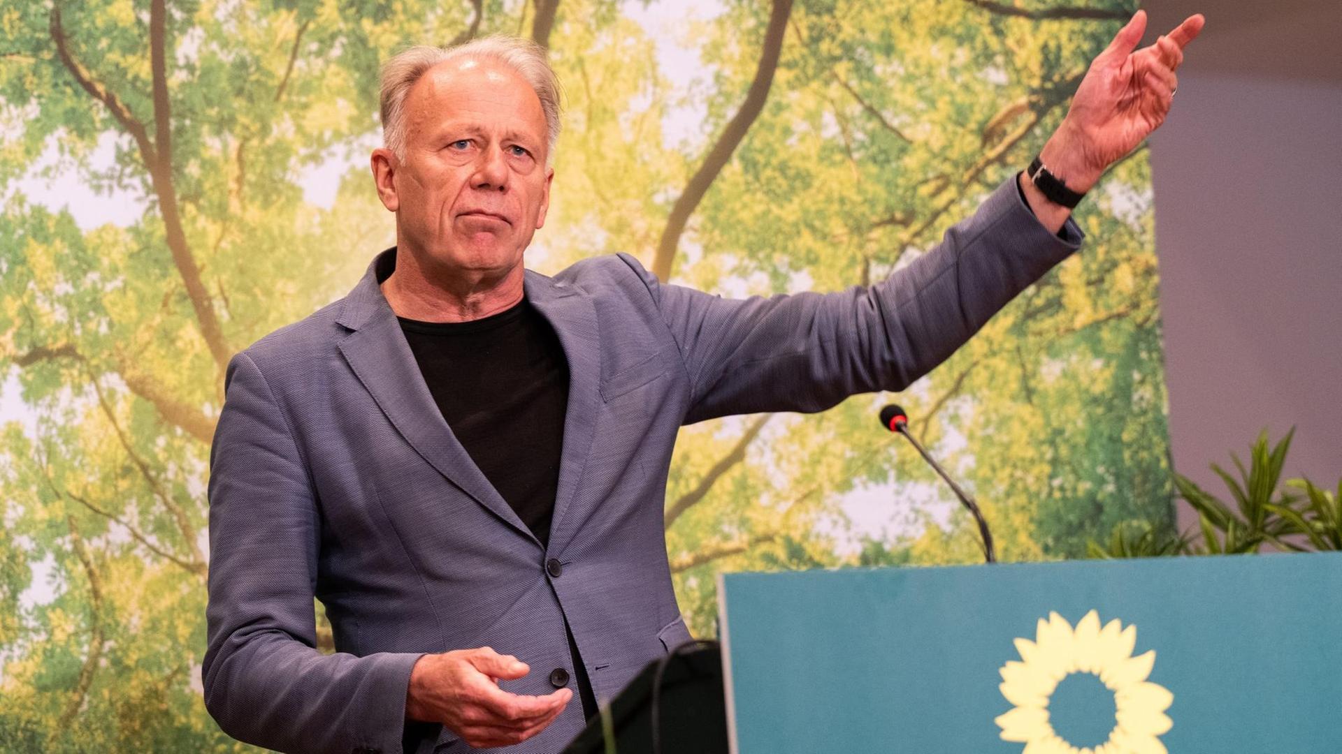 Jürgen Trittin, Bundestagsabgeordneter von Bündnis 90/Die Grünen, gestikuliert im Mai 2021 bei seiner Rede auf der digitalen Landesdelegiertenkonferenz von Bündnis 90/Die Grünen in Niedersachsen. Jürgen Trittin, Bundestagsabgeordneter von Bündnis 90/Die Grünen, gestikuliert im Mai 2021 bei seiner Rede auf der digitalen Landesdelegiertenkonferenz von Bündnis 90/Die Grünen in Niedersachsen.
