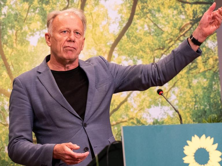 Jürgen Trittin, Bundestagsabgeordneter von Bündnis 90/Die Grünen, gestikuliert im Mai 2021 bei seiner Rede auf der digitalen Landesdelegiertenkonferenz von Bündnis 90/Die Grünen in Niedersachsen.